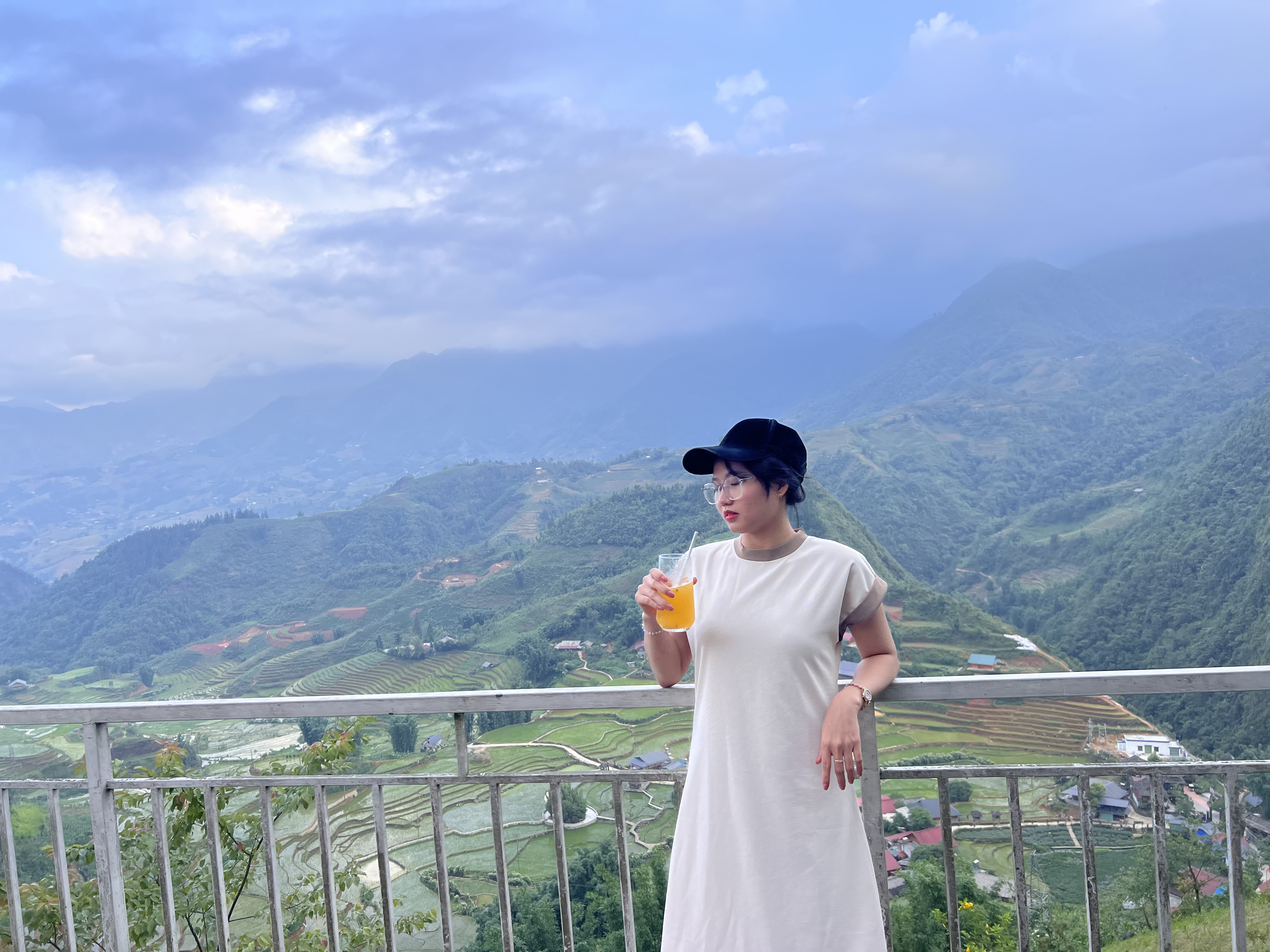Chill chill bên ly nước ép ngắm cánh đồng rộng bậc thang xanh mướt